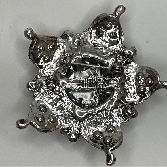 Fashion Jewelry Snowflake shaped Silver Tone Brooch with Black/Clear Cabochons - Picture 11 of 11